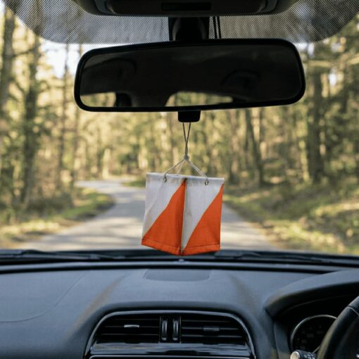 Compact orienteering-themed souvenir kite for car mirrors or gifts.
