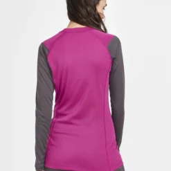 CRAFT_CoreWarmBaselayerLSTeeW_Closeup2