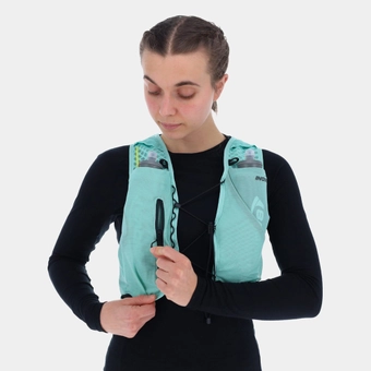 inov8-racepac20-1 - zipped pocket detail